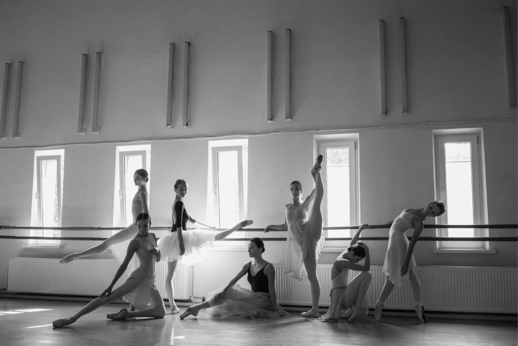Гибкие балерины во время репетиции трахаются с хореографом
